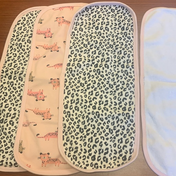 Gerber terry Knit Burp Cloths (4) with matching bibs (3) - Picture 9 of 12